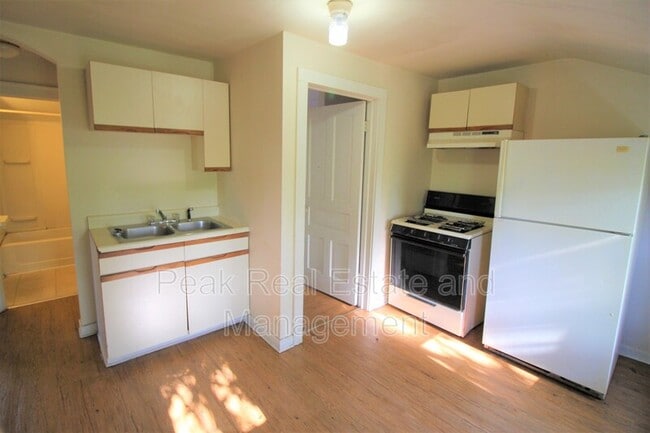 Photo - 855 Alexander St SE