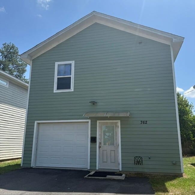 Building Photo - 1 Bedroom, 1 Bath Cottage w/garage