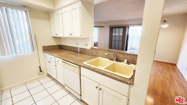 Building Photo - 1425 W 12th St Unit 161