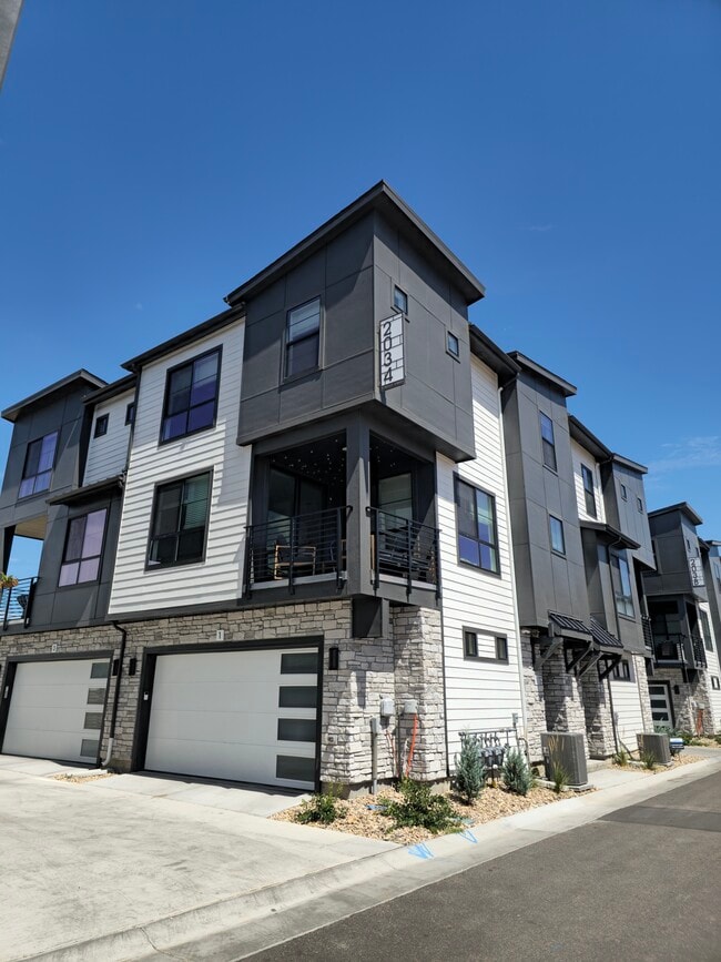 Building Photo - 2034 S Holly St Unit 1 Rental