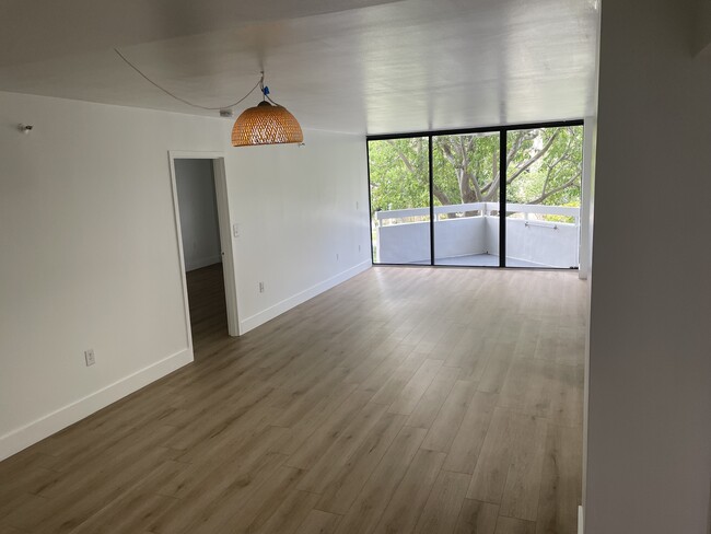 Spacious remodeled unit with lots of closet space and 2 garaged parking spaces. - 2501 Brickell Ave Unidad Brickell Park  203 Rental