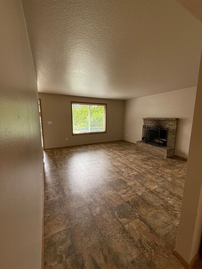 Photo - Woodland Ranch 3Bd/2Ba Home with Large Fully Fenced Yard - Easy Access to I-5