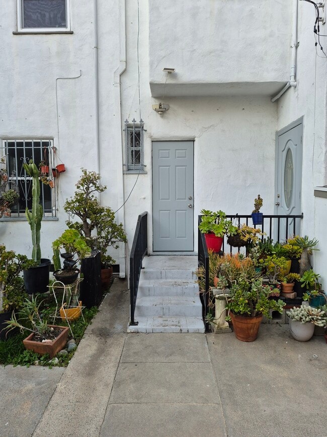 Rear door - 861 N Alexandria Ave Unit 861