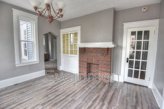 Photo - 325 E Main St