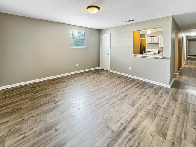 Photo - 321 Robinson Ave