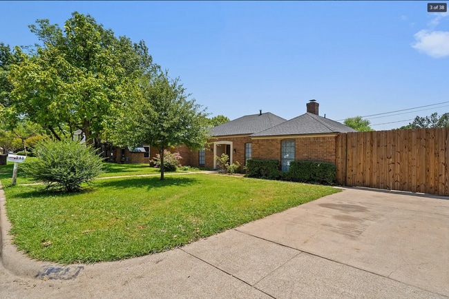 Photo - 213 Circleview Dr S