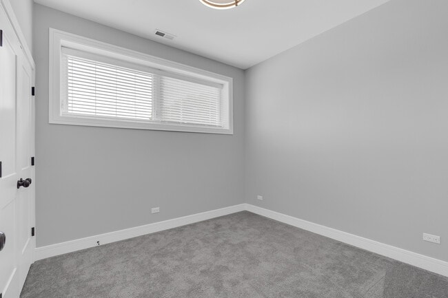Building Photo - 4827 S St Lawrence Ave Unit #3