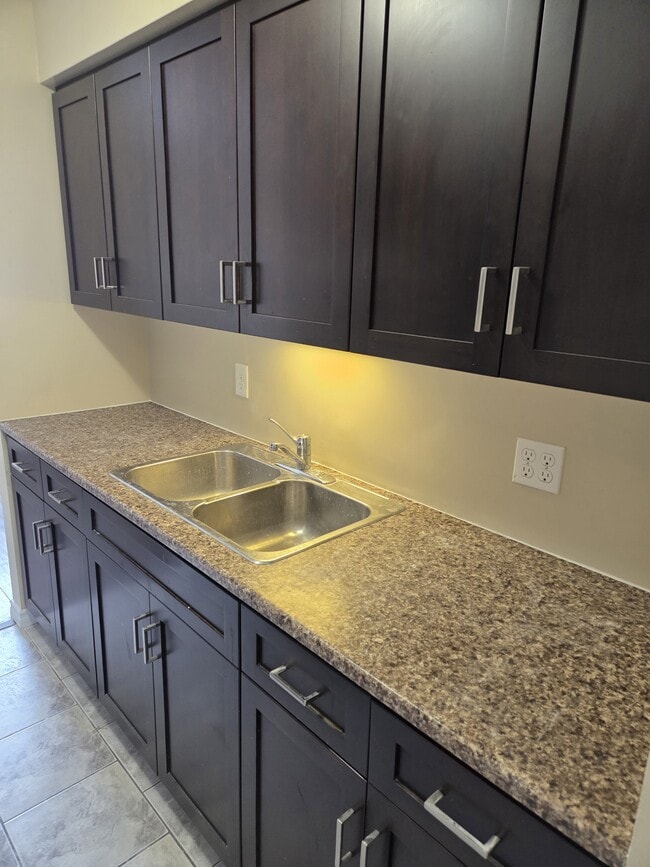 Building Photo - 87 Westwood Dr Unit 207