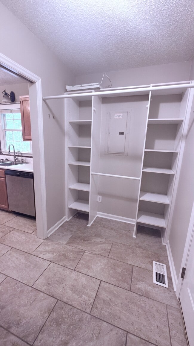 Photo - 2615 Gordon Rd