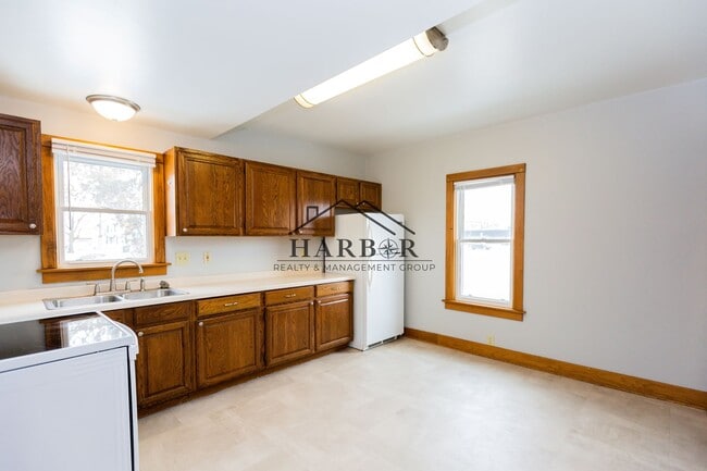 Building Photo - 3 Bedroom Home Available!