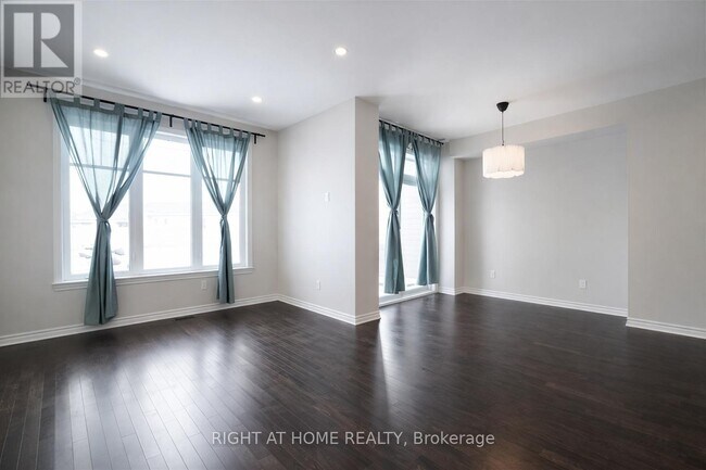 Photo - 527 Sonmarg Cres