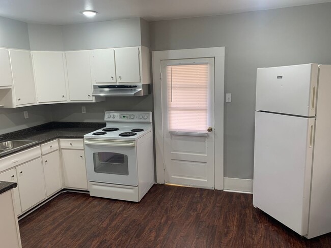 Building Photo - 334 E 1st St Unit Apt 201