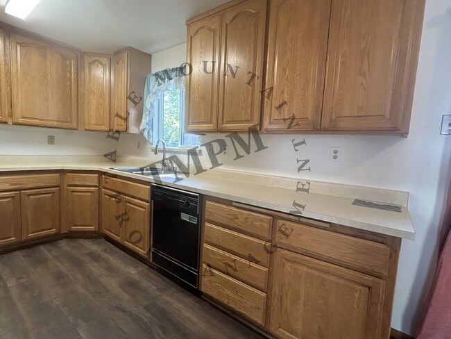679 Siskiyou Ave