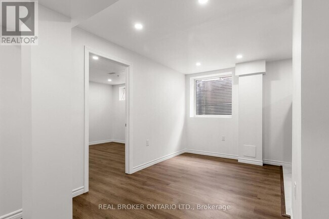 Photo - 392 Clarkson Gate