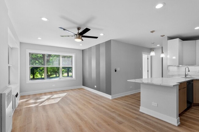 Building Photo - 1301 W Estes Ave Unit 3e