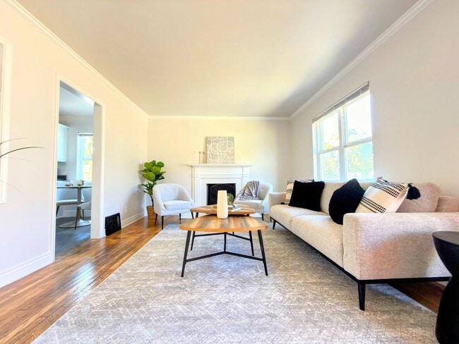 Building Photo - Newly Updated 2-Bedroom Home