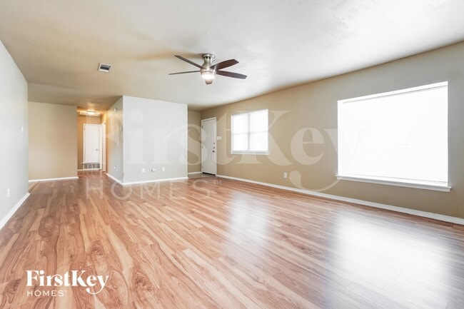 Photo - 701 E Mission St