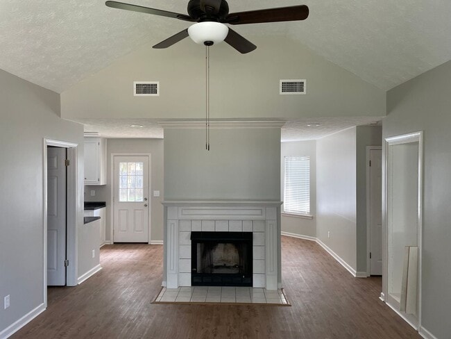 Photo - 466 West Dr