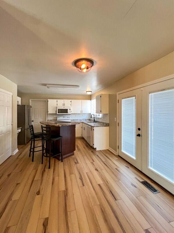 Photo - 129 Royallbrook Ln