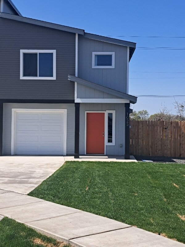 Building Photo - 1023 NE Emerald Dr Rental