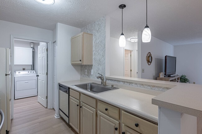 Building Photo - 6561 Brigham Sq Unit 4