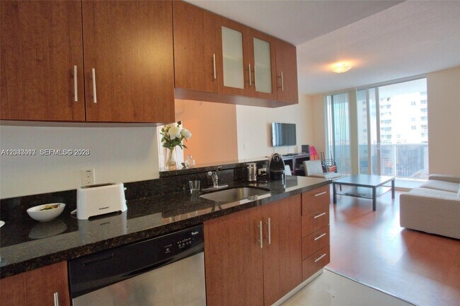 Photo - 601 NE 23rd St Unidad 1004