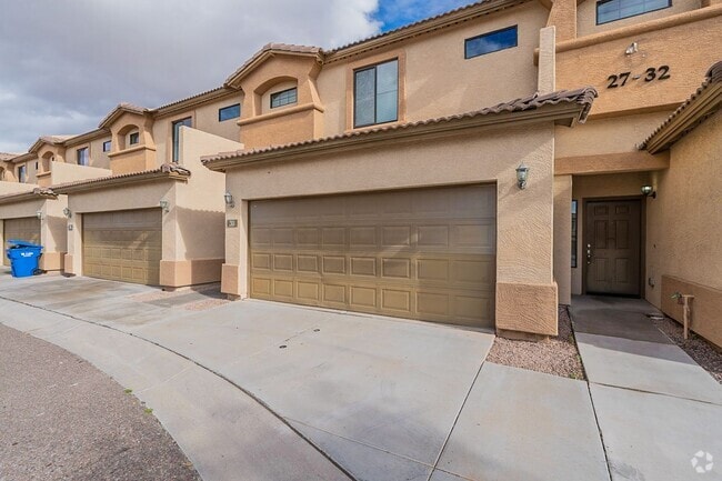 Building Photo - Large 3 bedroom 3 bathroom townhomes Unit 6