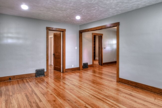 Building Photo - 4 bed in Aksarben