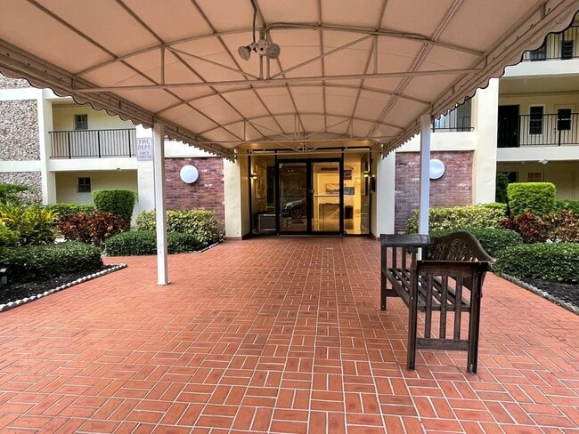 Building Photo - 2751 N Palm Aire Dr Unit 304