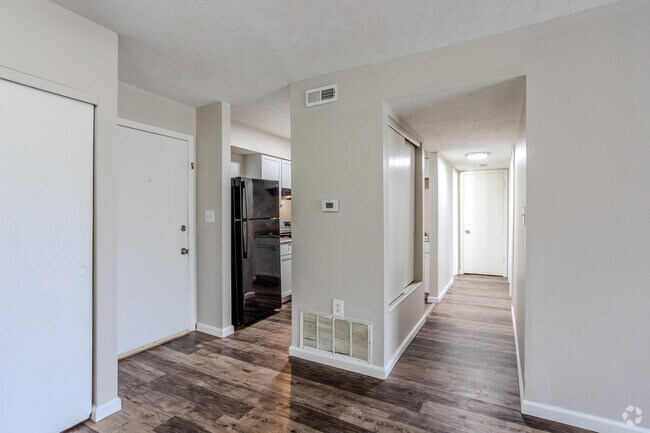 2BR, 1BA - 1,038 SF - Oak Tree Village