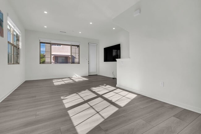 Photo - 711 Spring Gdn