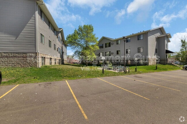Building Photo - 133 Cedar Ct E Unit 300 Rental