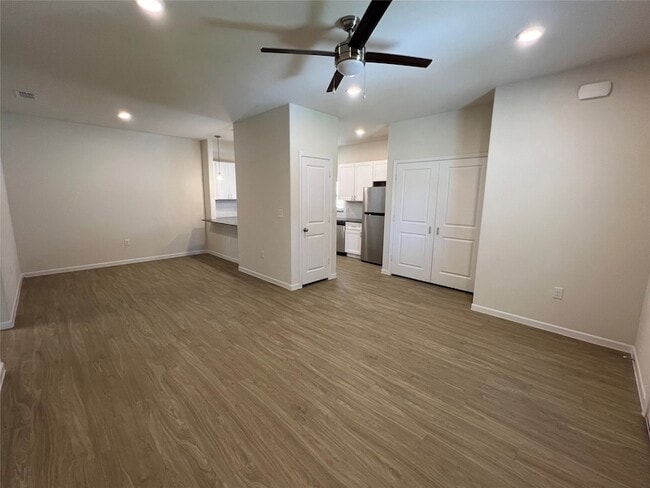 Photo - 3050 Viking St Unidad 000