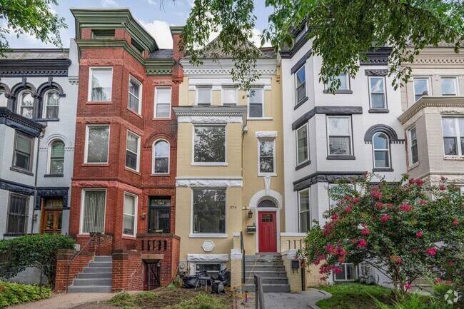 Building Photo - Available Now! Massive, Recently Renovated... Rental