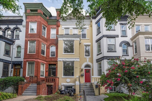 Available Now! Massive, Recently Renovated... - Available Now! Massive, Recently Renovated... Townhome