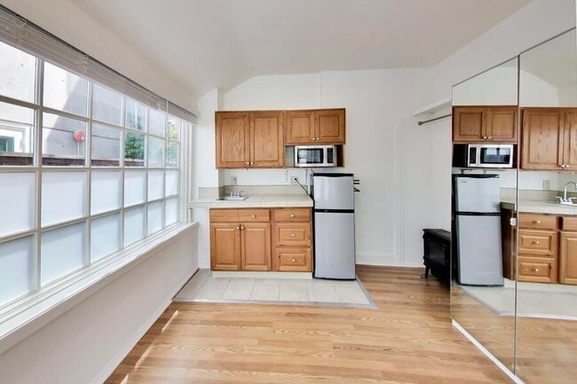 Building Photo - 628 Waverly Street-E Unit E