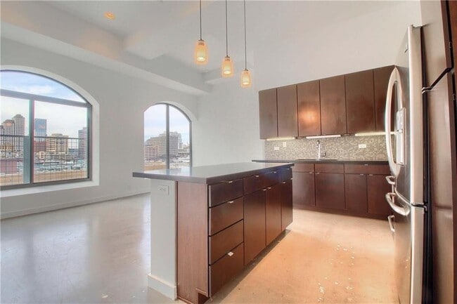 Building Photo - 507 Sabine St Unit 602