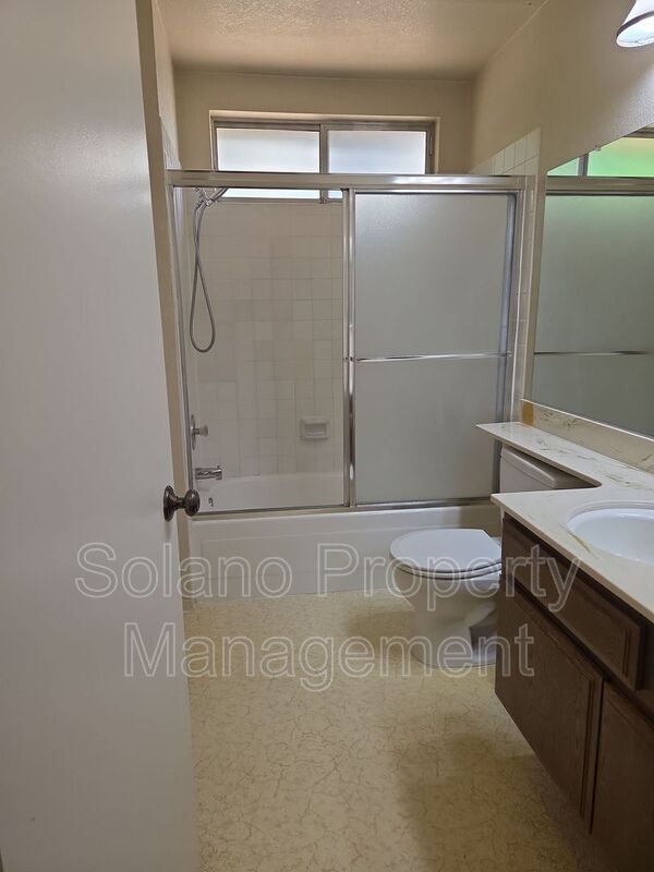 Photo - 203 Catalpa Ln