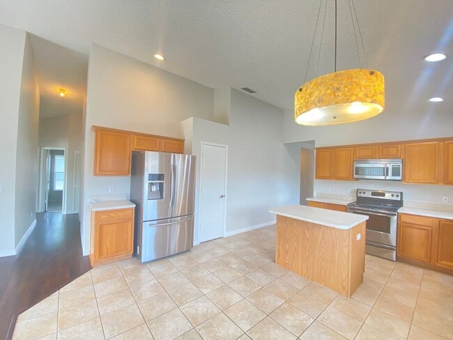 Photo - Lake Mary!  Ready to Move in!! Spacious 4/...