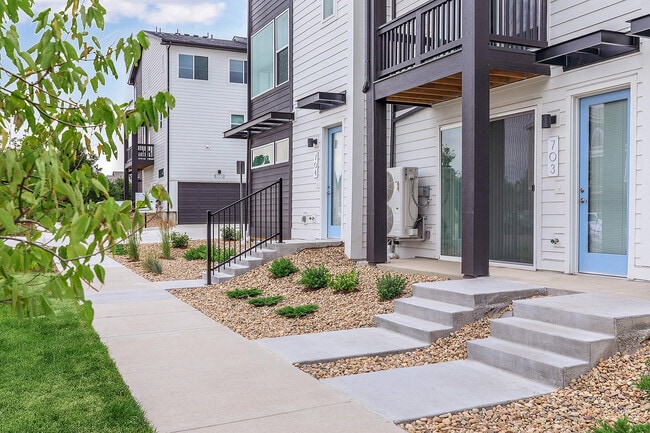 Building Photo - Landings at Gateway Rental