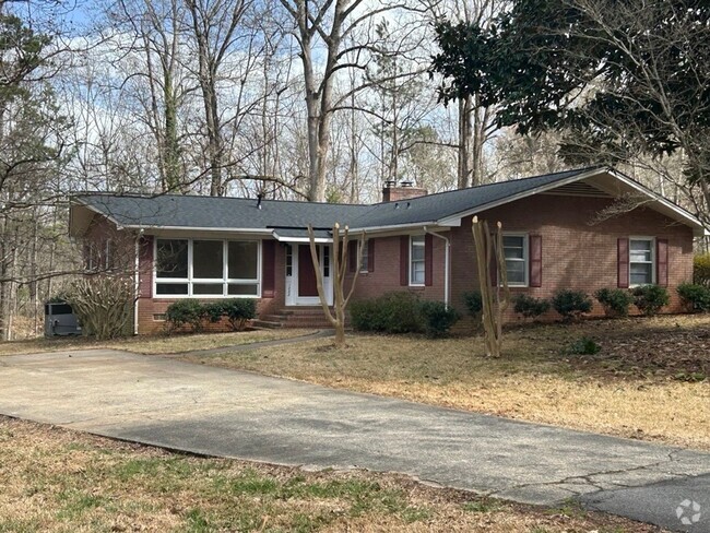 Building Photo - Three Bedroom Two Bathroom Brick Home!