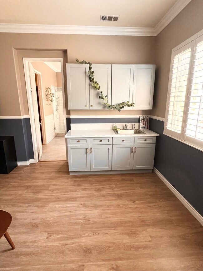 Photo - 1685 Rose Ave