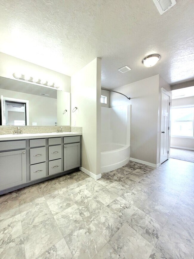 Photo - Beautiful 4 bedroom Nampa home