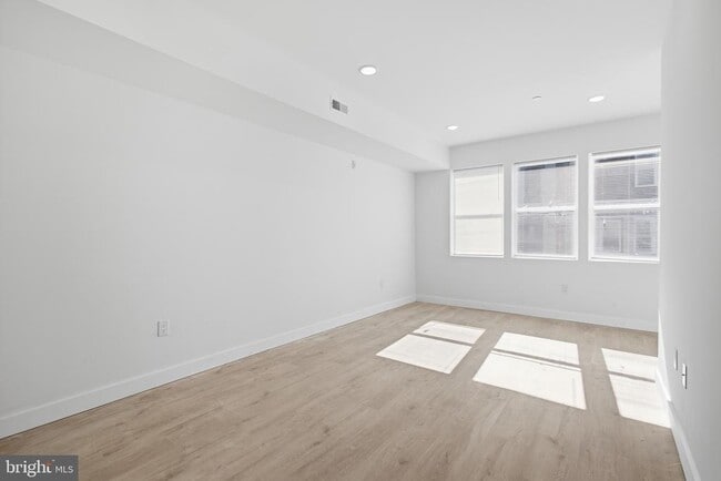 Building Photo - 2326 N 16th St Unit 2
