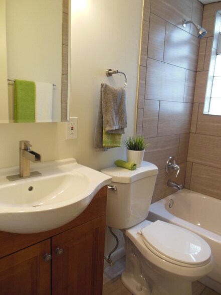 1201 Edgecliff - Baño con bañera y luz natural - Edgecliff - Nassau Walnut Hill Apartments