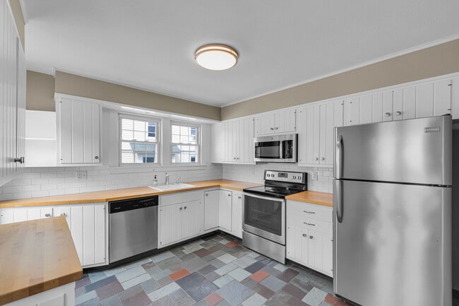 Photo - 1070 Enfield St