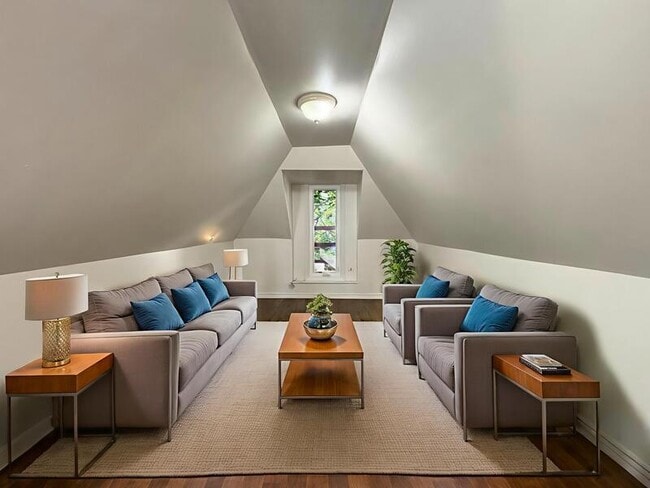 Building Photo - 482 King William St Unit 3