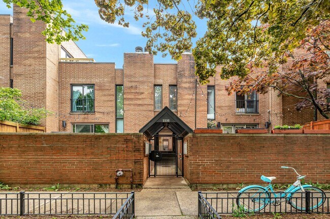 Photo - 2235 N Lakewood Ave Townhome