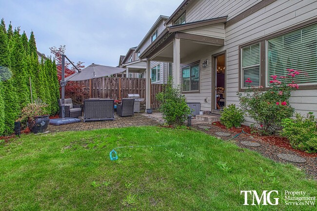 Building Photo - Spacious 4 BD Home with Private Backyard &...