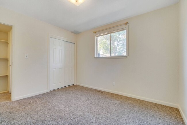 Building Photo - 2108 Applewood Rd Unit 2108 Applewood Rd